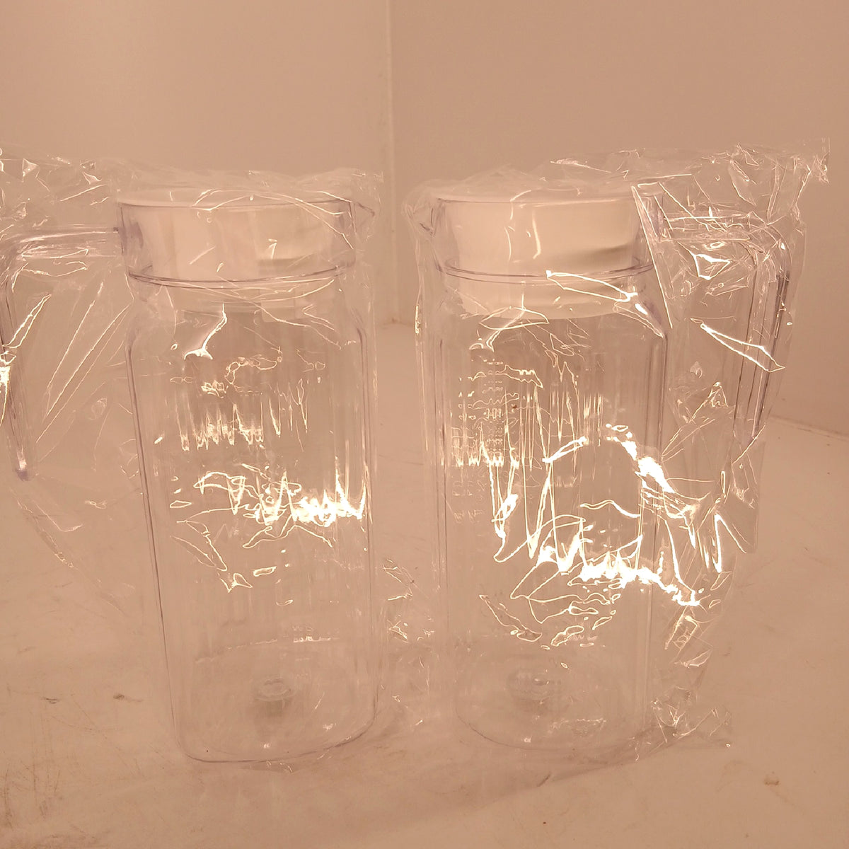 Wasserkrug Kunststoffkrug 2 Stück 900 ML mit Deckel Griff Haushalt – Wie neu