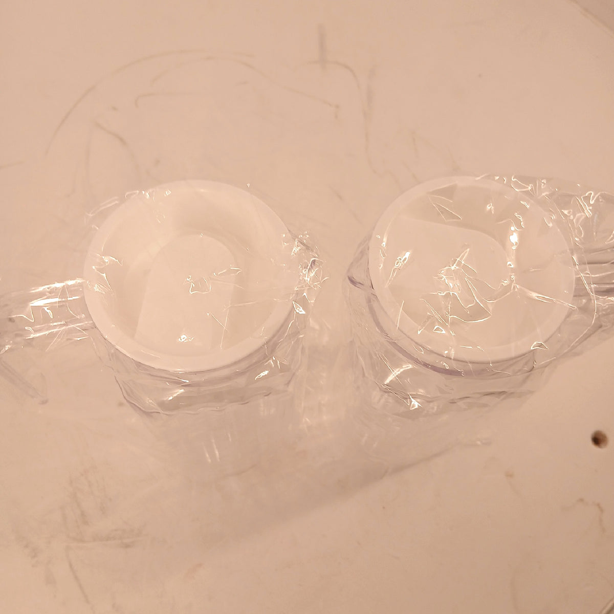 Wasserkrug Kunststoffkrug 2 Stück 900 ML mit Deckel Griff Haushalt – Wie neu