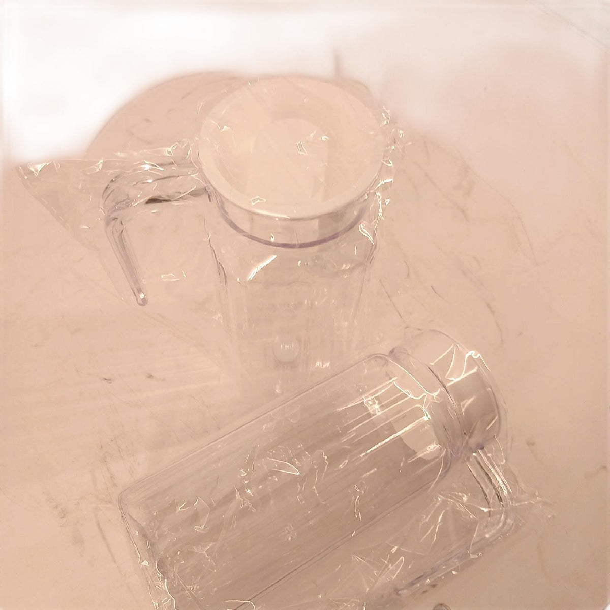 Wasserkrug Kunststoffkrug 2 Stück 900 ML mit Deckel Griff Haushalt – Wie neu