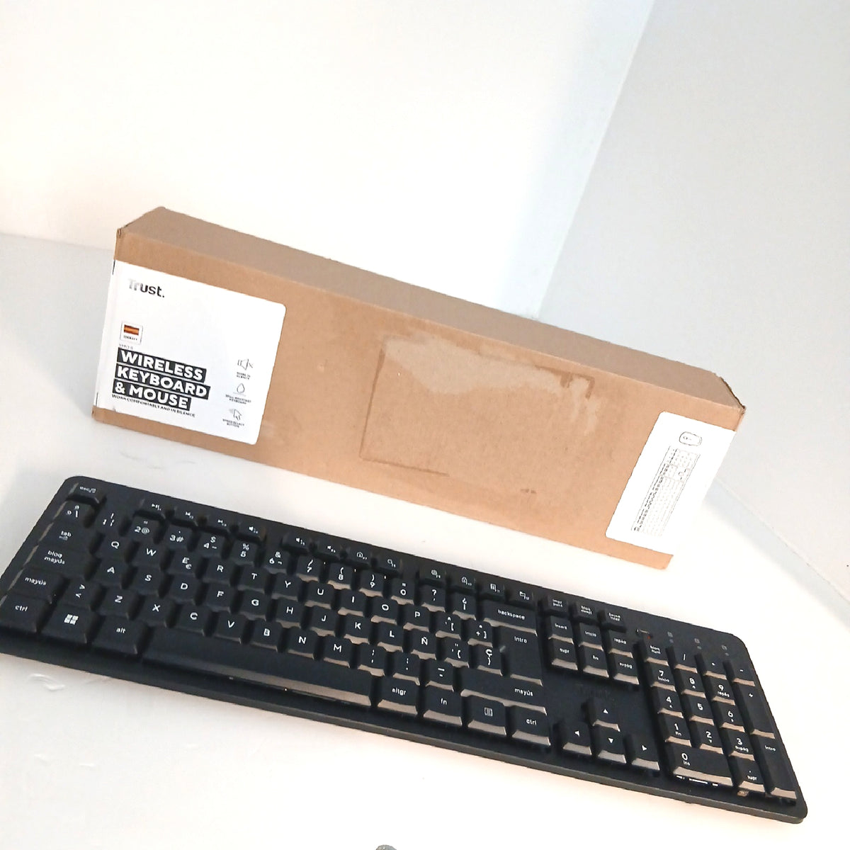 Trust Ymo II Wireless QWERTY Spanisch Tastatur und Maus – Wie neu, unvollständig