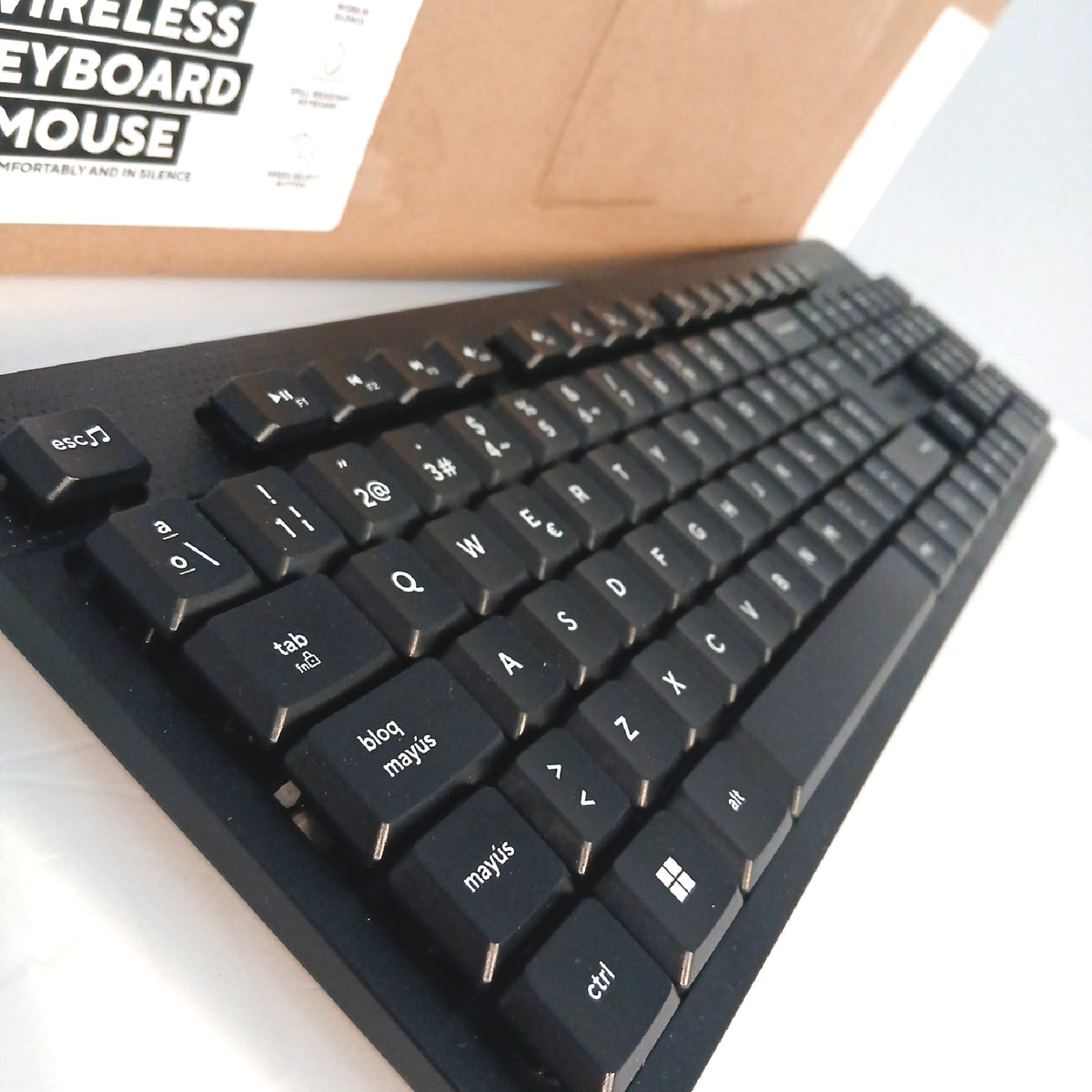 Trust Ymo II Wireless QWERTY Spanisch Tastatur und Maus – Wie neu, unvollständig