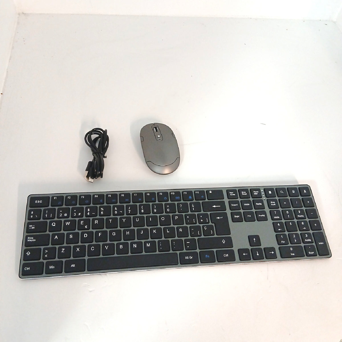 Amazon Basics kabelloses Tastatur-und-Maus-Set, ultradünn – Wie neu