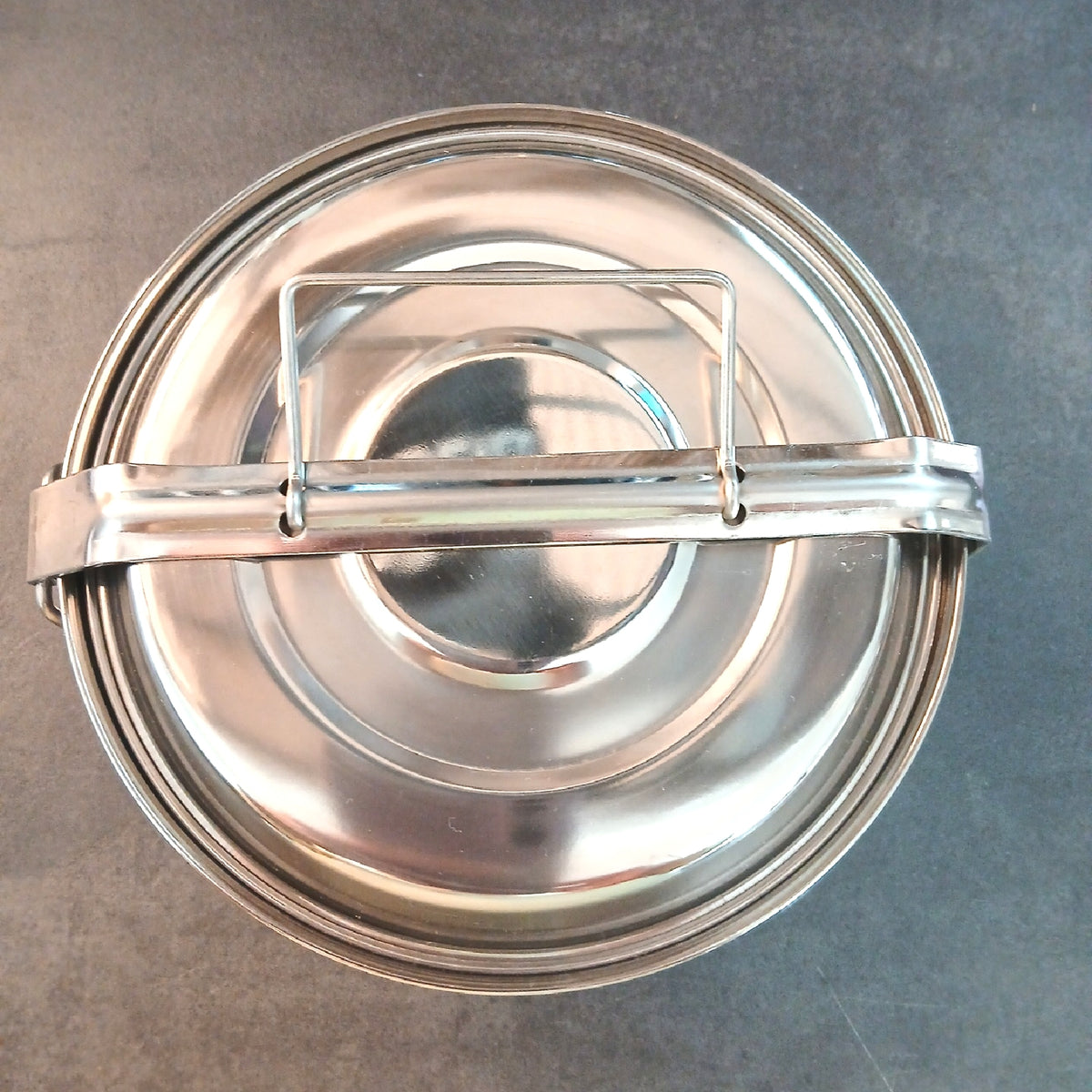 Metall-Brotdose aus Edelstahl mit 2 Tellern à 18 cm. Lunch Box Brotdose – Neu