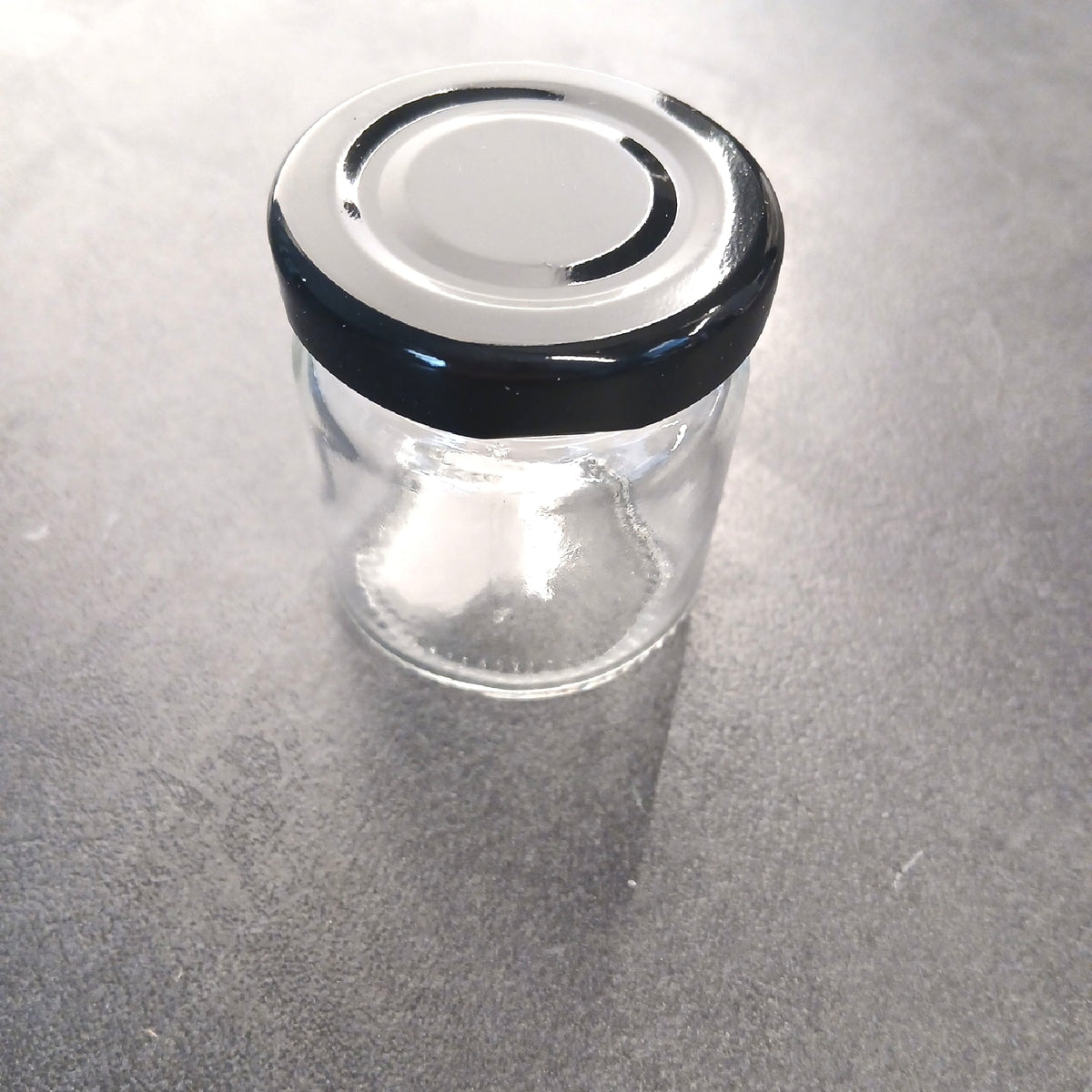 Vitrea Mini Marmeladengläser Einmachzubehör 12 × 50 ml Deckel Schwarz