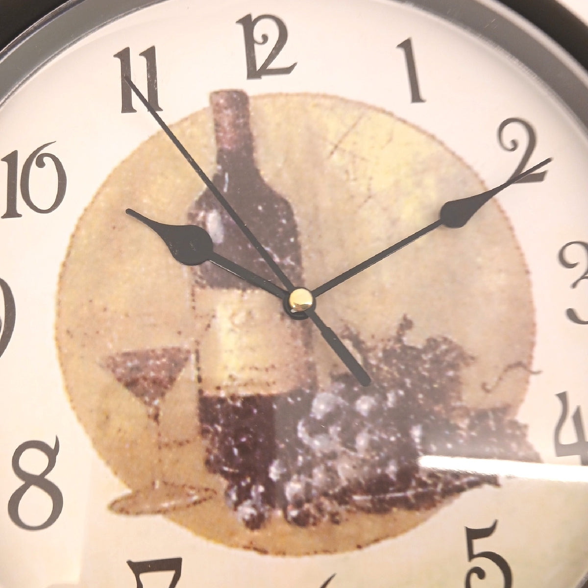 Wanduhr Vintage Weinmotiv Wohnzimmer Accessoire Geschenkidee – Wie neu
