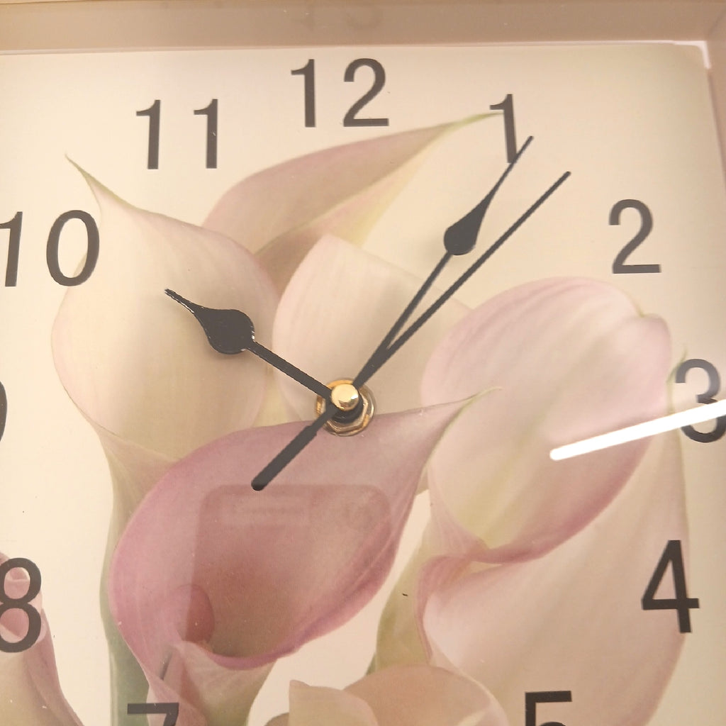 Quadratische Wanduhr mit Blumenmotiv – Wie neu