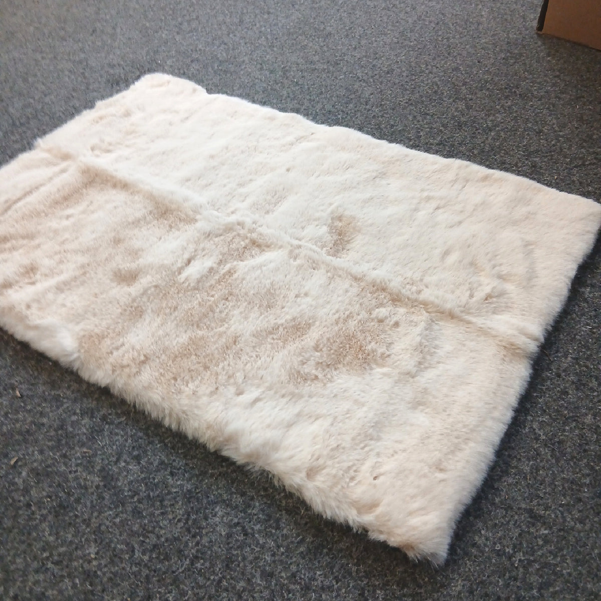 Teppichwölkchen beige 60 × 40 cm – Wie neu