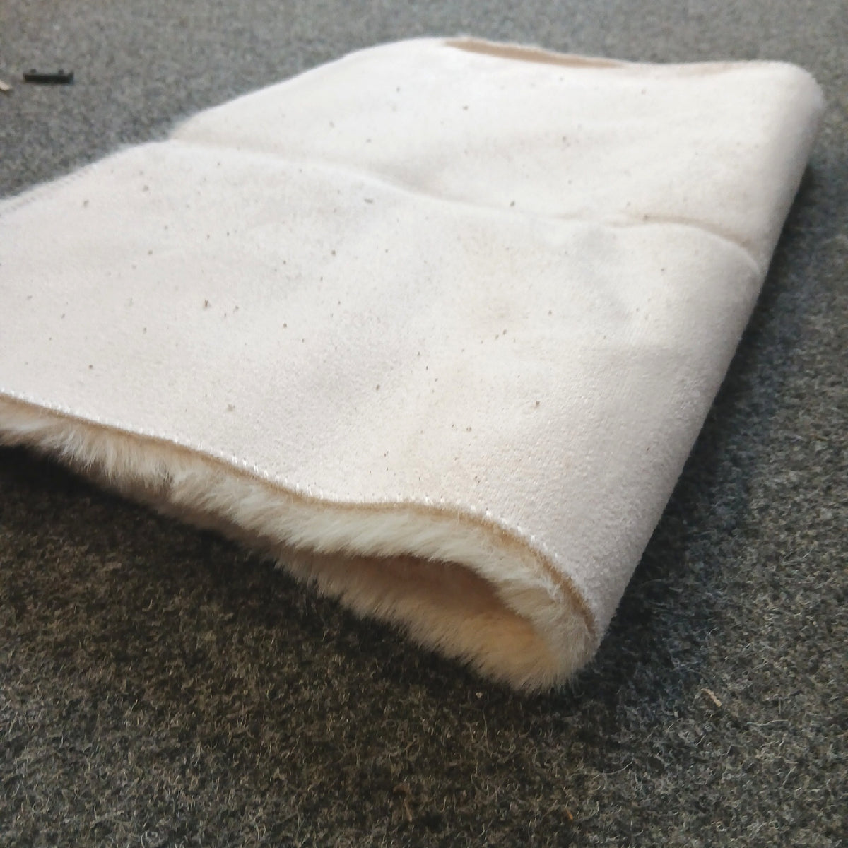 Teppichwölkchen beige 60 × 40 cm – Wie neu