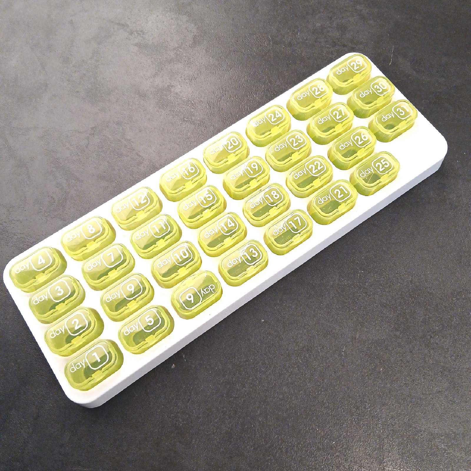 Relaxdays Tablettenbox Pillendosen Haushaltswaren große Pillendose für 31 Tage BPA frei Kunststoff Organizer
